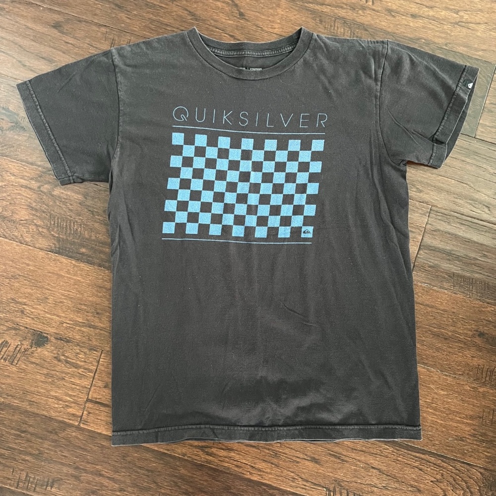 Boys Black Quicksilver T-shirt. Size XL.